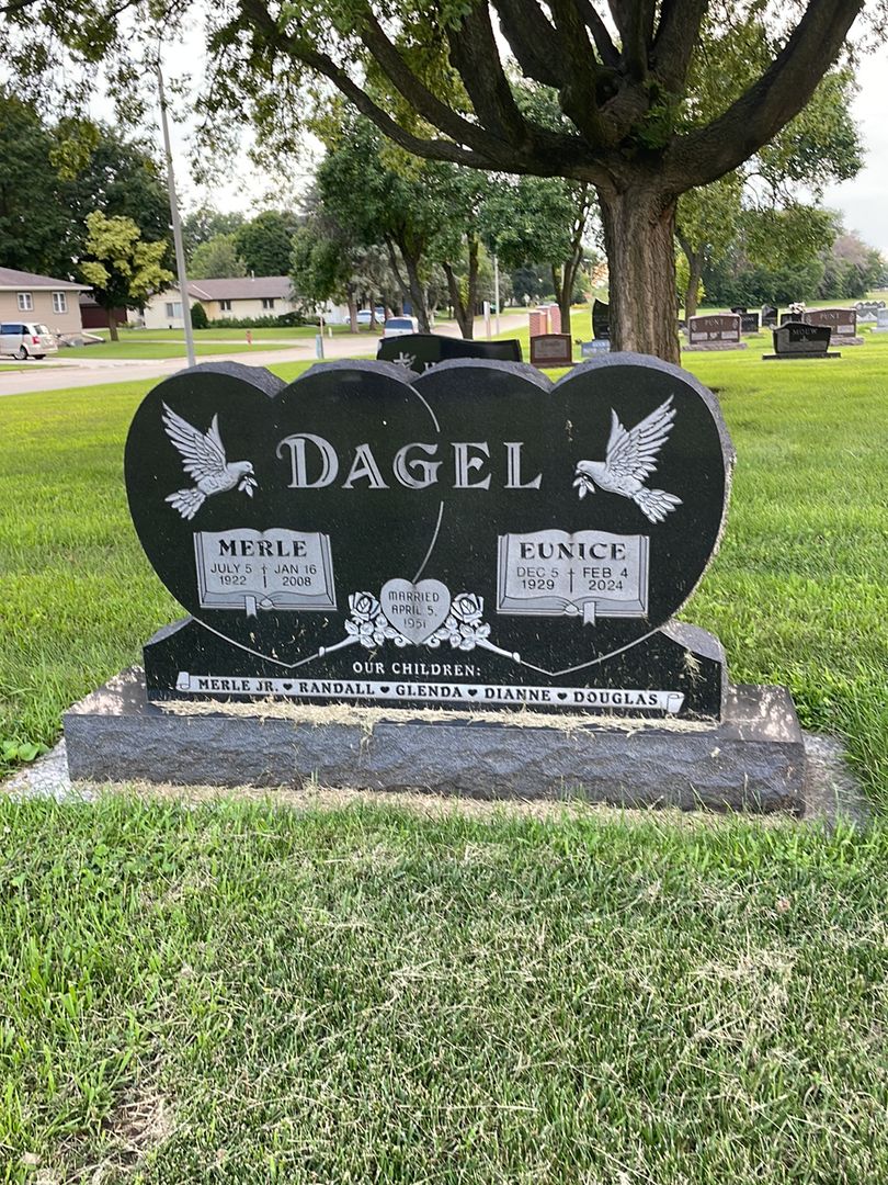 Eunice Dagel's grave. Photo 1