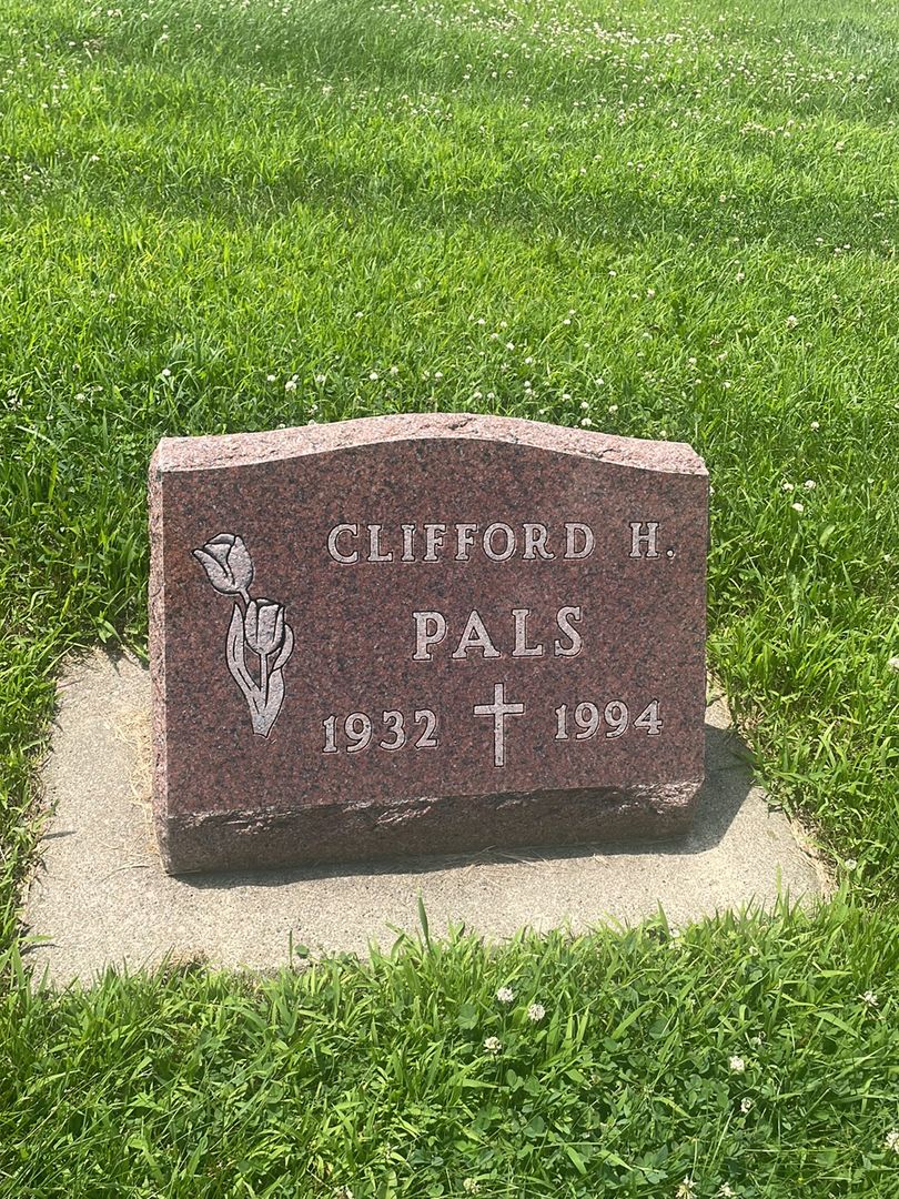 Clifford H. Pals's grave. Photo 1