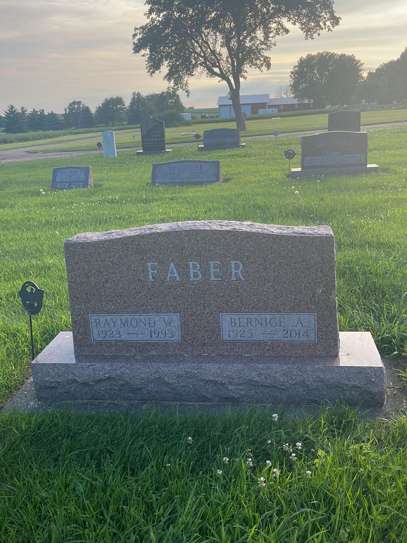 Bernice A. Faber's grave. Photo 1