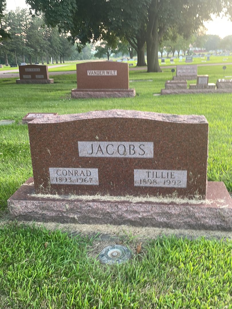 Tillie Jacobs's grave. Photo 1