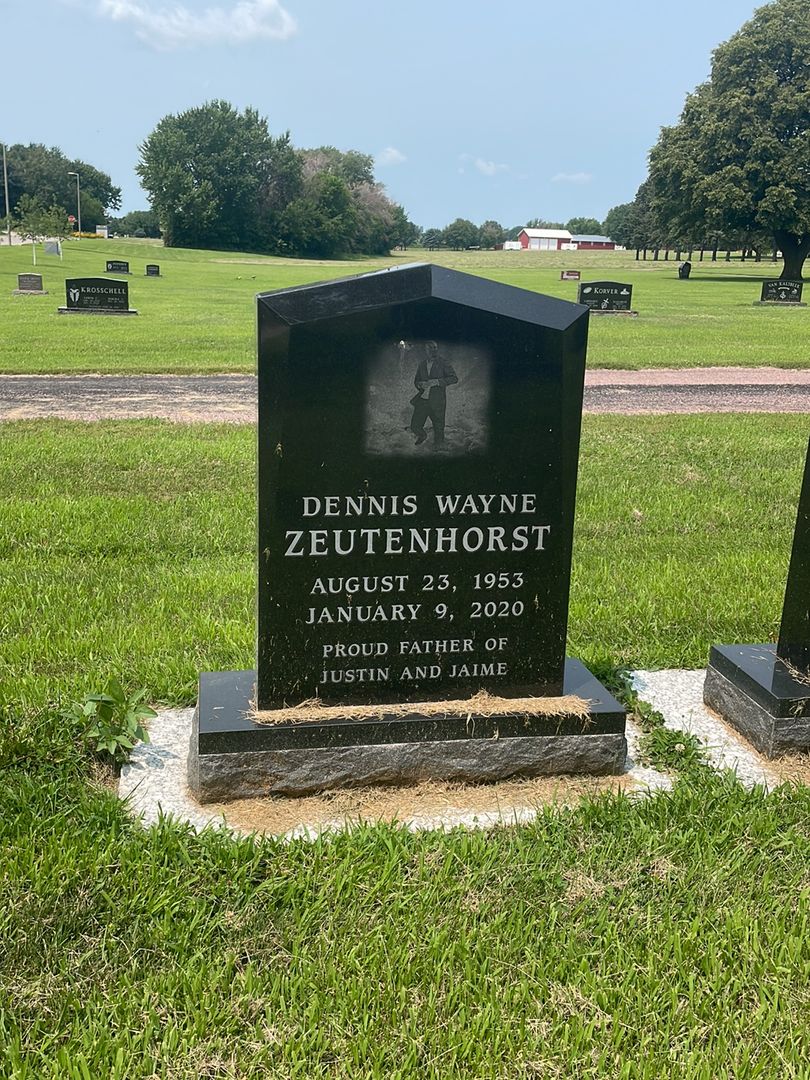 Dennis Wayne Zeutenhorst's grave. Photo 1
