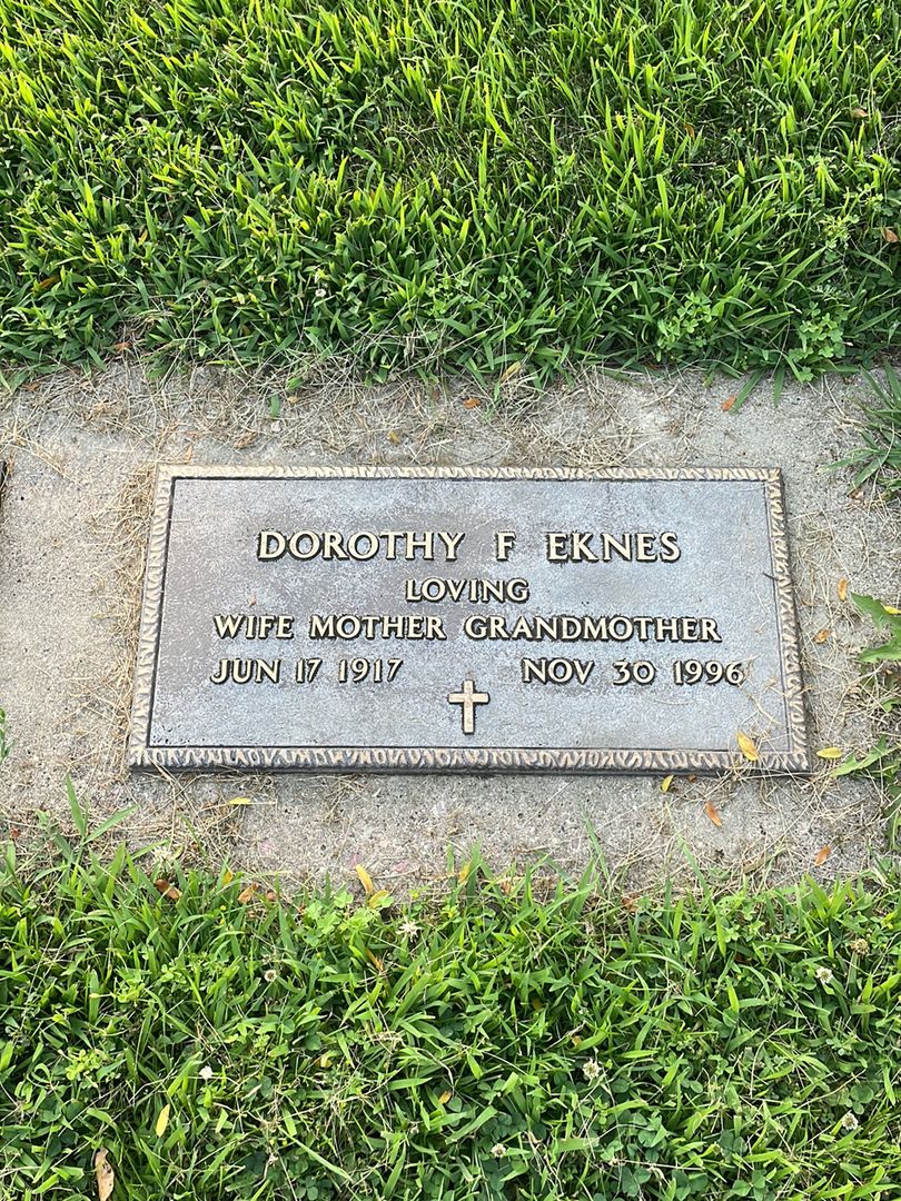 Dorothy F. Eknes's grave. Photo 1