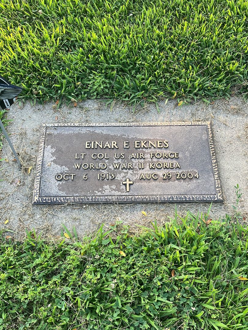 Eknes Einer's grave. Photo 1