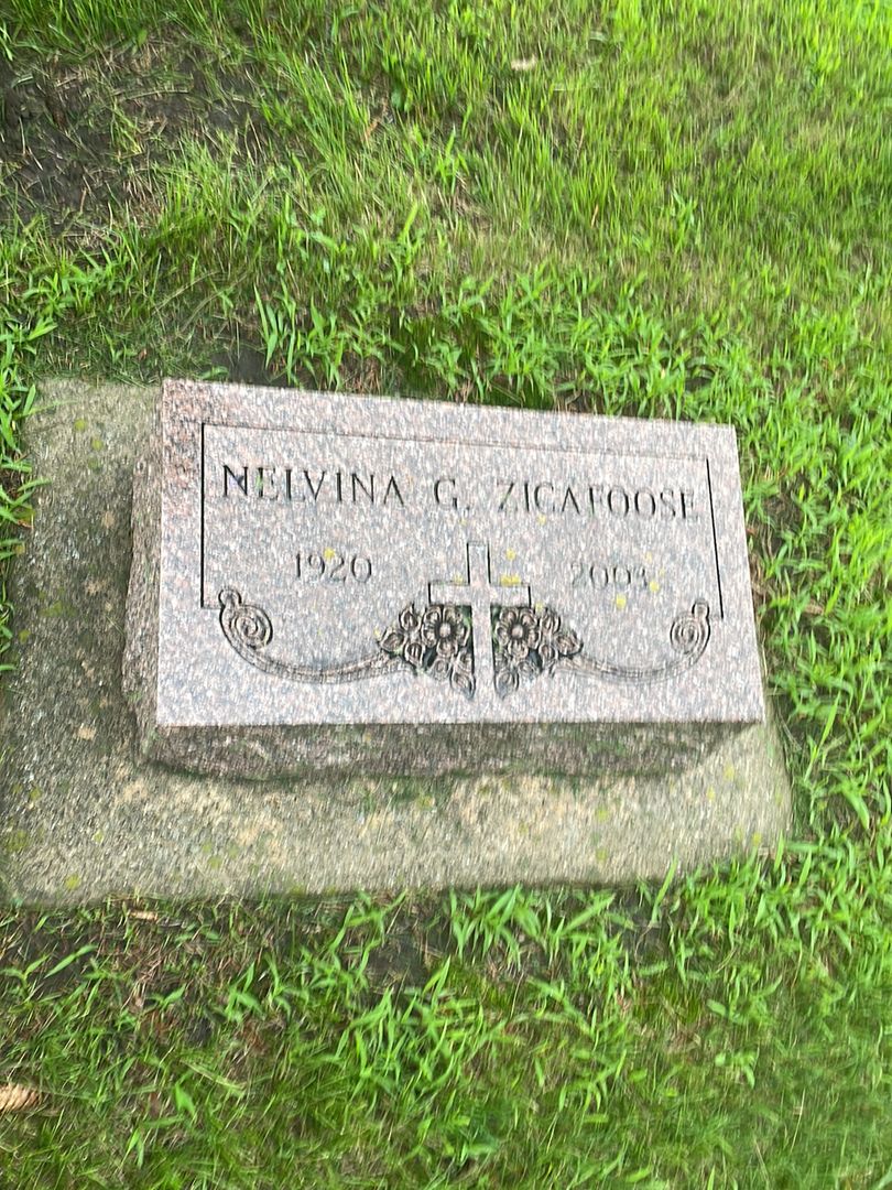 Nelvina Zicafoose's grave. Photo 1