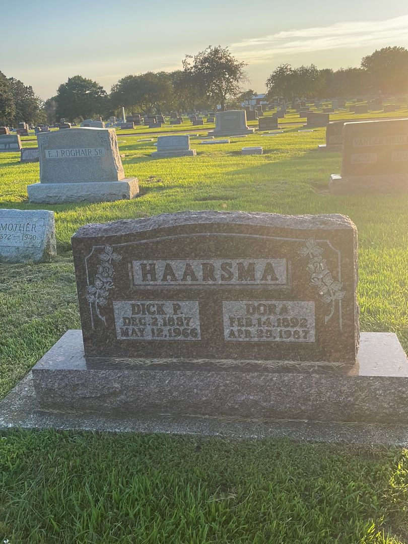 Dick P. Haarsma's grave. Photo 1