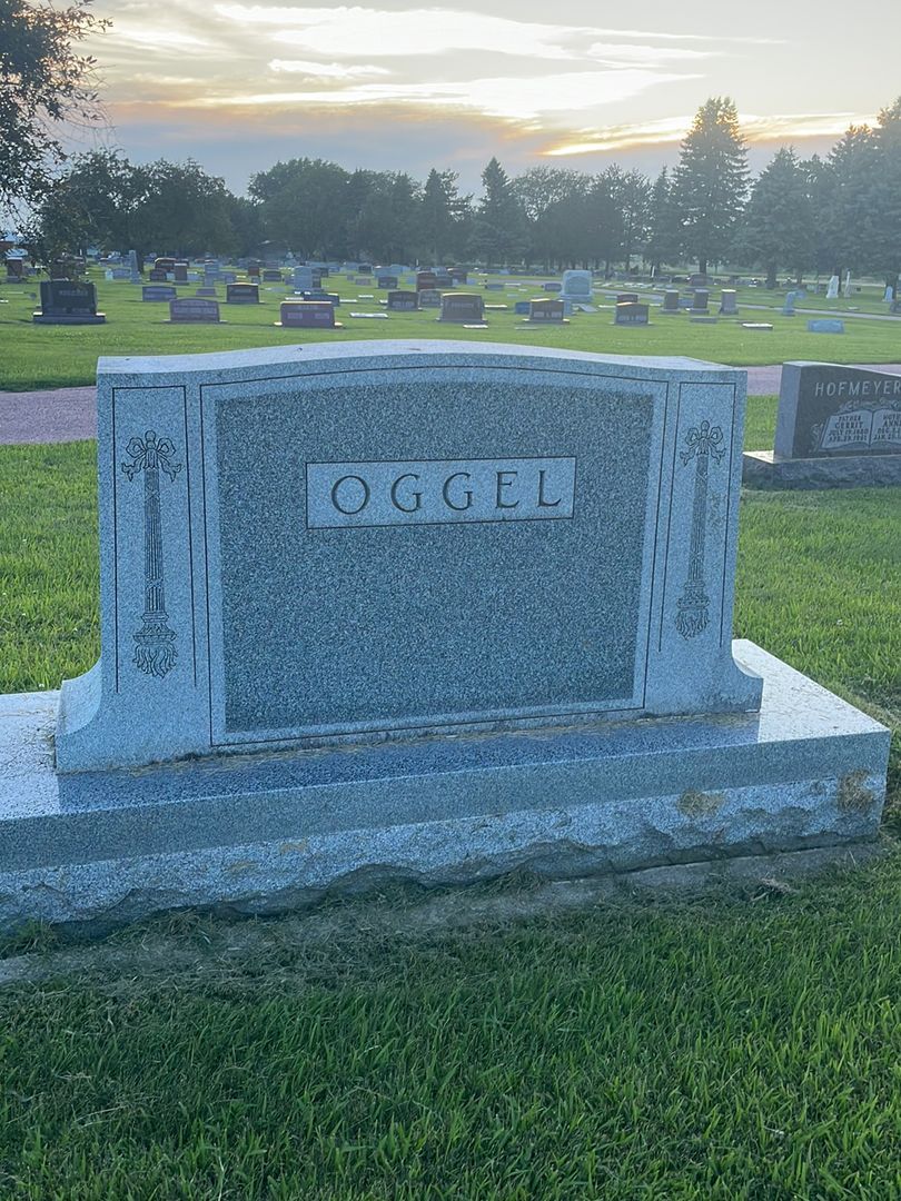 Adriana M. Oggel's grave. Photo 1