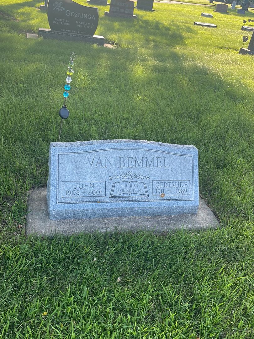 Gertrude Van Bemmel's grave. Photo 1