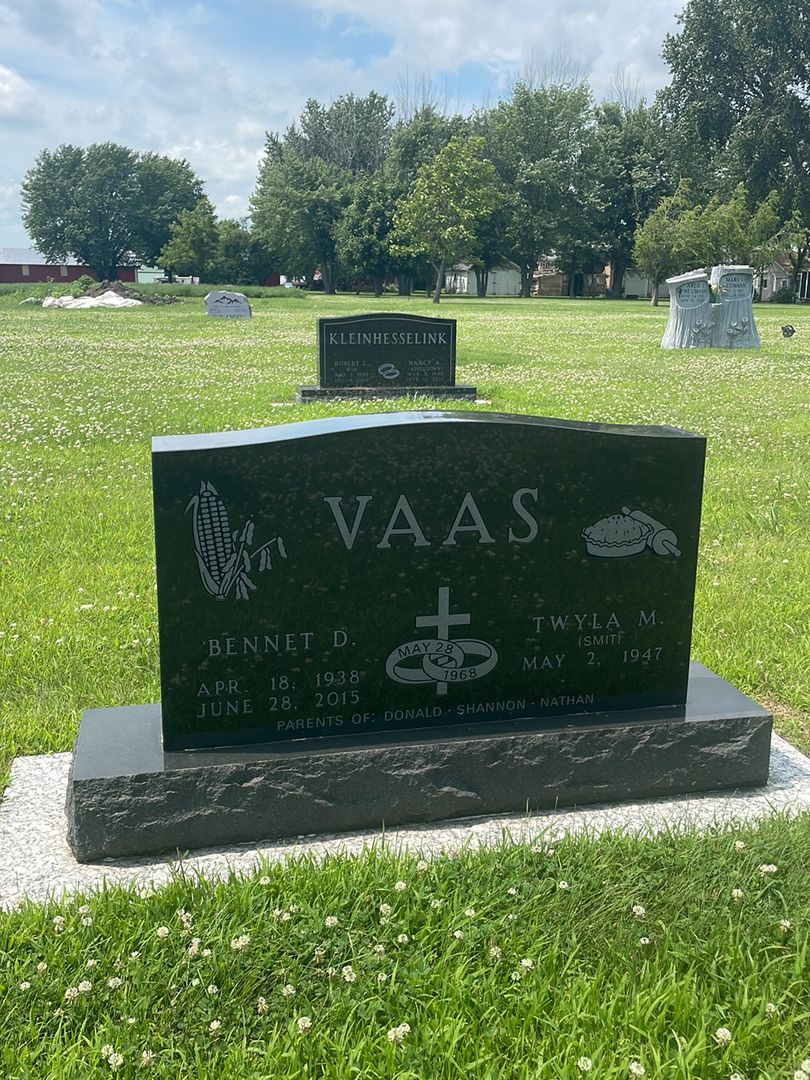 Bennett D. Vaas's grave. Photo 1