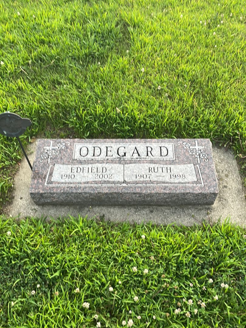 Ruth Odegard's grave. Photo 1