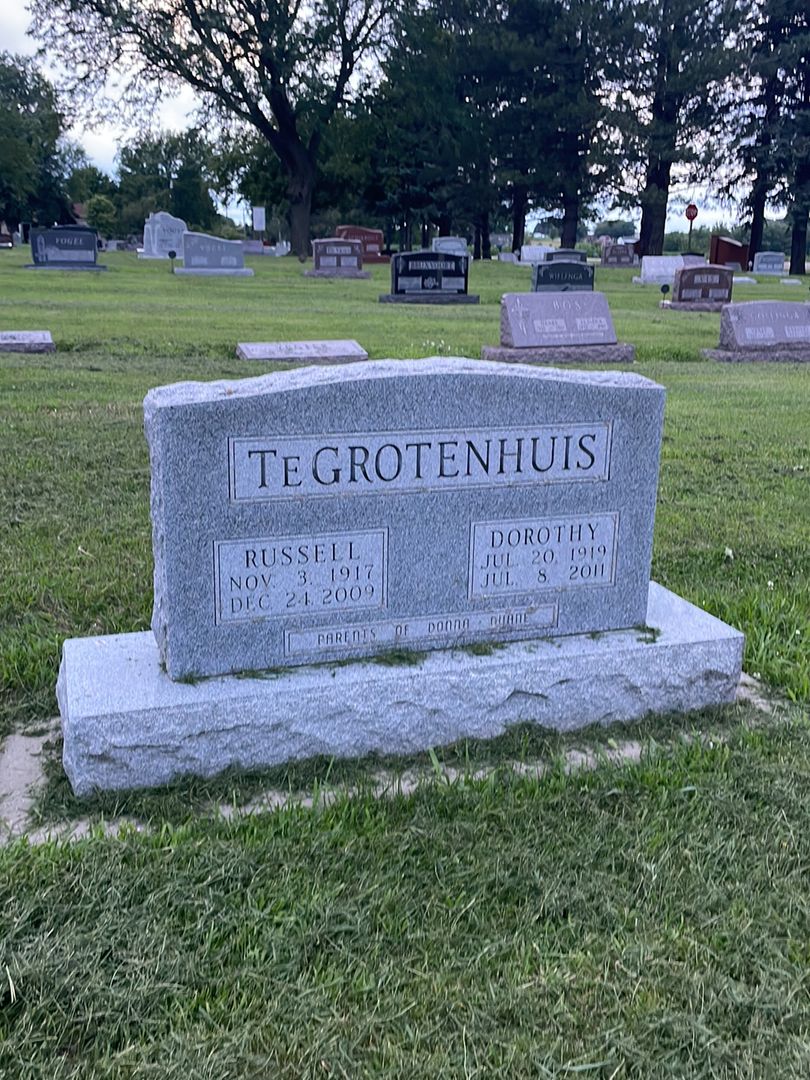 Russell Te Grotenhuis's grave. Photo 1