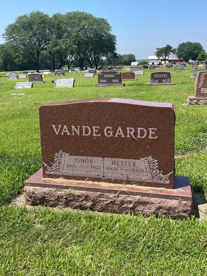 Hester Vander Garde's grave. Photo 1