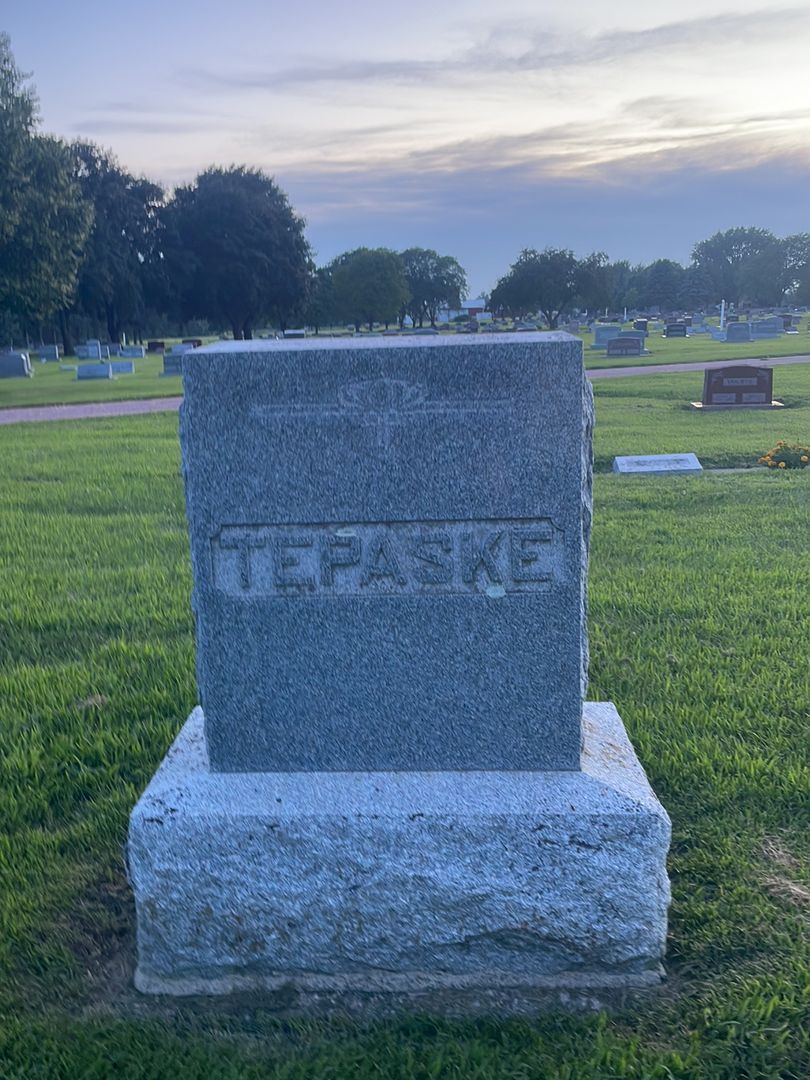 Elizabeth V. D. Aande Tepaske's grave. Photo 1