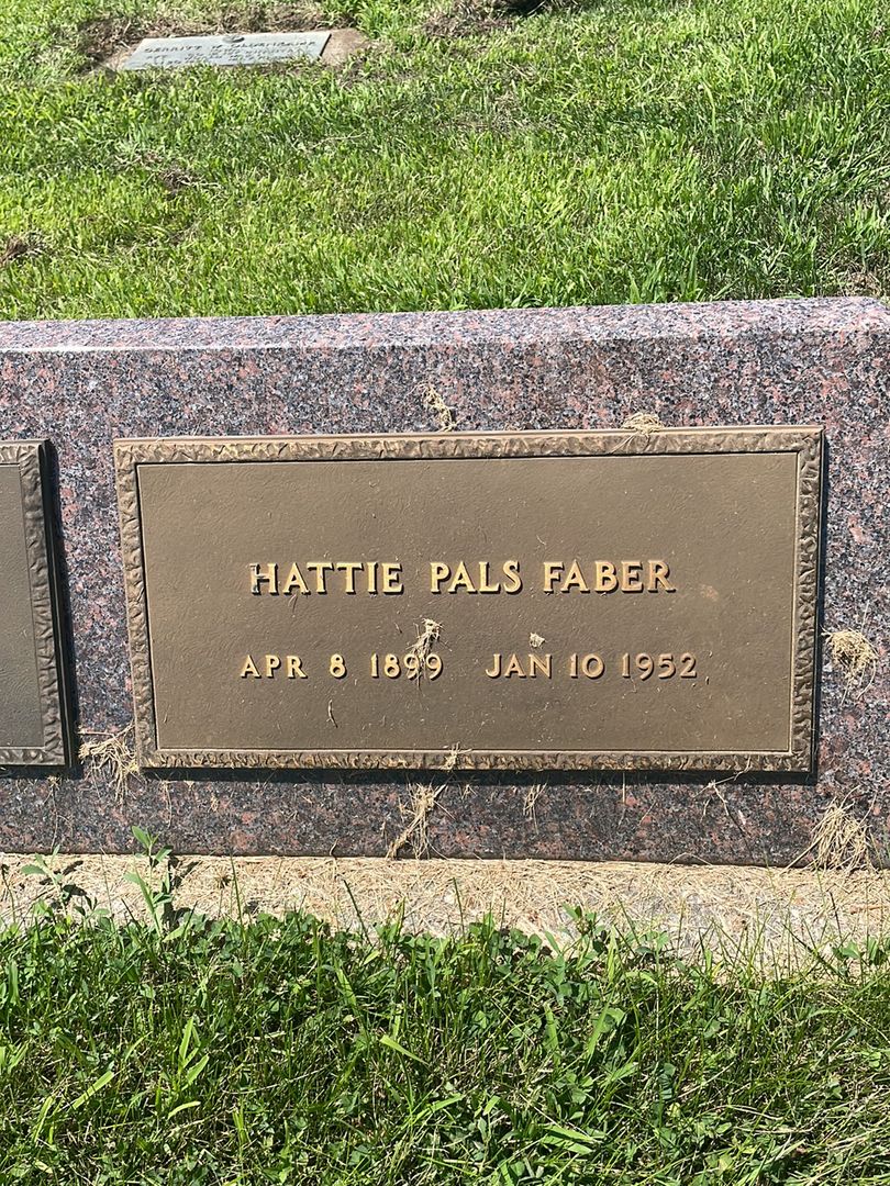Hattie Pals Faber's grave. Photo 1