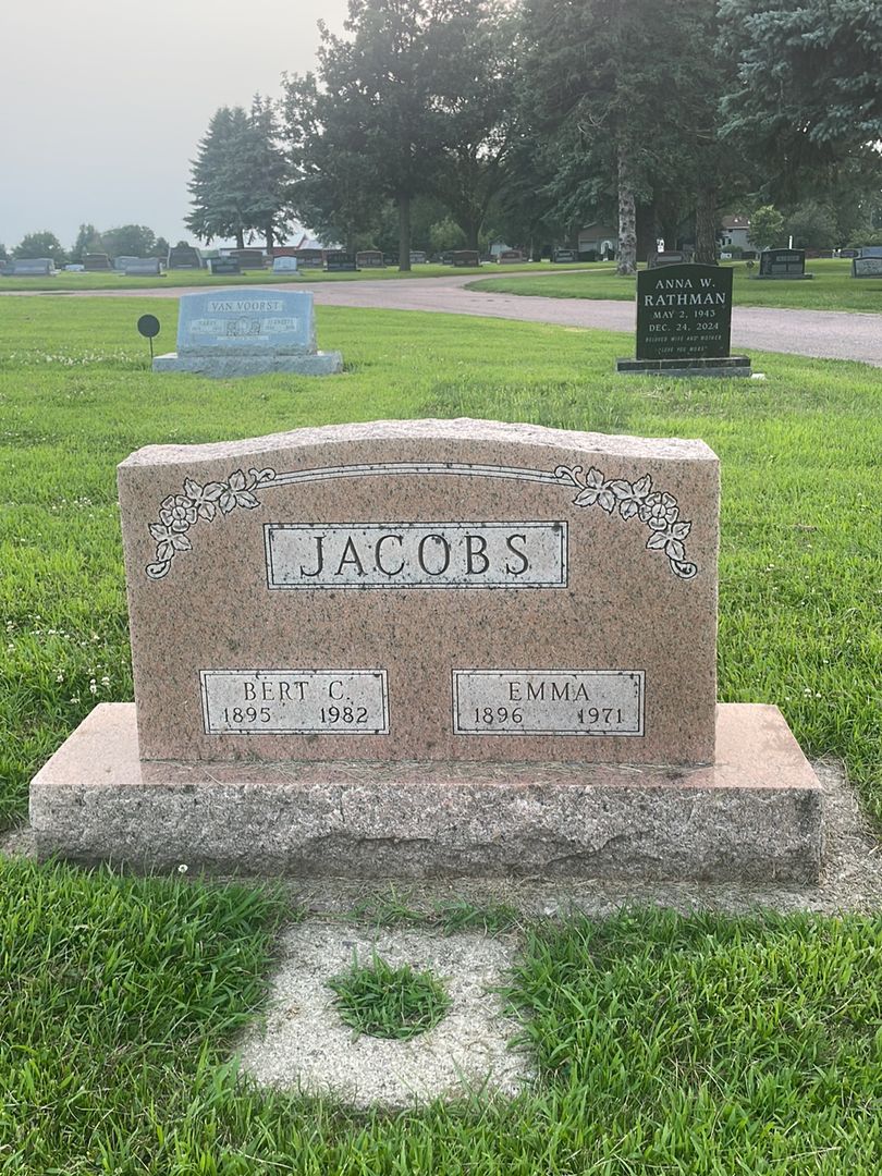 Emma Jacobs's grave. Photo 1