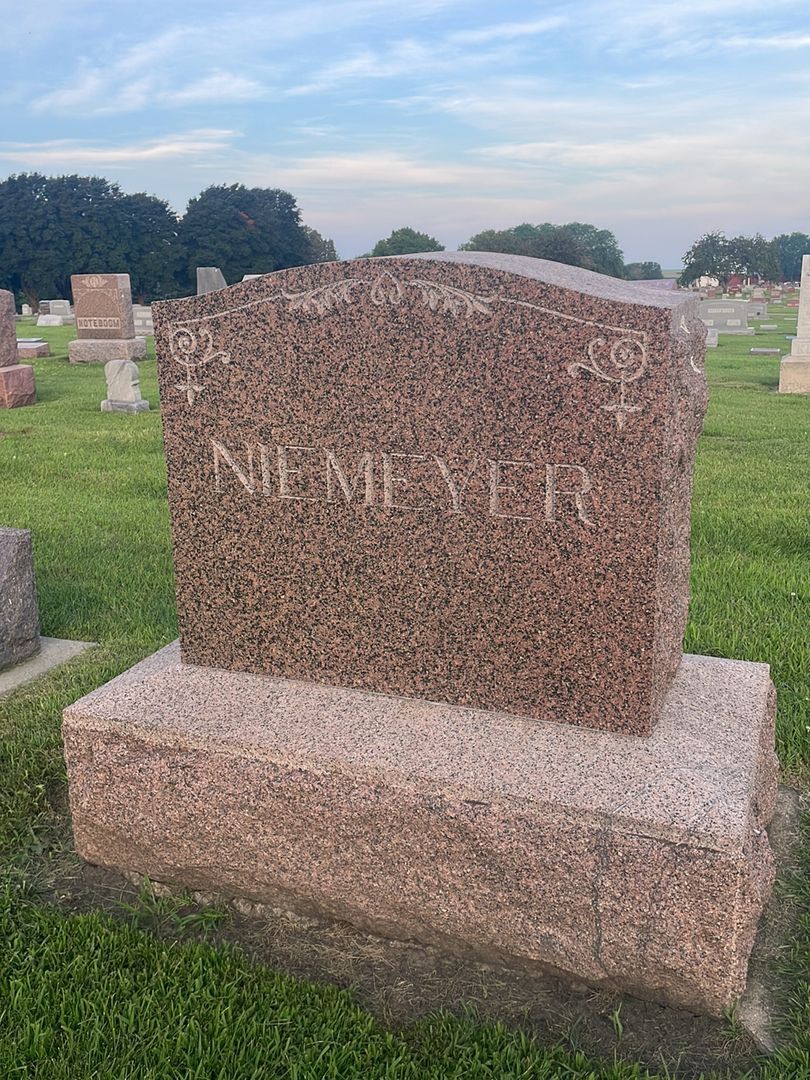 H. Neimeyer's grave. Photo 1