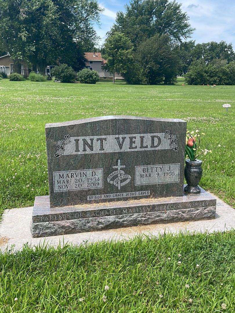 Marvin D. Int Veld's grave. Photo 1