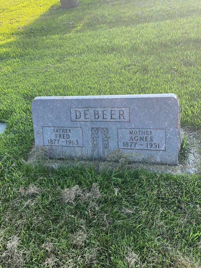 Fred De Beer's grave. Photo 1